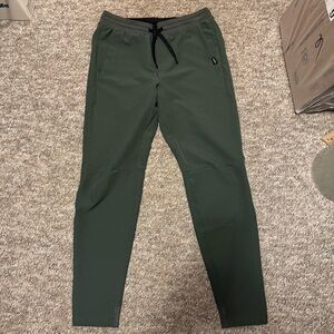 UNRL Men's Performance Apex Pant in Forest Green